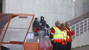 José Mourinho espreita miúdos: treinador do Benfica assiste ao jogo da equipa B