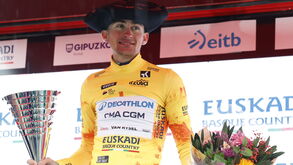 Paul Seixas com o troféu e a 'txapela'