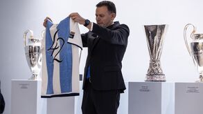 Luís Montenegro recebeu a camisola do Presidente dos Presidentes