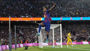 Lamine Yamal celebra golo no jogo Barcelona-Espanyol