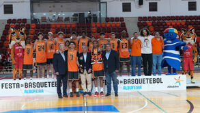 AB Lisboa recebeu o troféu nos sub-14 masculinos das mãos de Manuel Fernandes, presidente da FPB, Pedro Dias, secretário de estado do Desporto, Jorge do Carmo, vice-presidente da CM Albufeira
