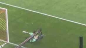 Ederson foi atingido por objeto, câmara tentou filmar demasiado perto... e brasileiro deu-lhe um 'safanão'