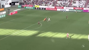 Guarda-redes e defesa do Vissel Kobe hospitalizados após este arrepiante choque de cabeças