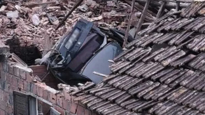 Carro em despiste cai na cozinha de uma casa após voar 80 metros