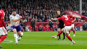 Momento do jogo entre Nottingham Forest e Aston Villa