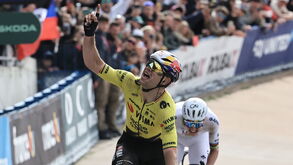 Wout van Aert festeja após bater Pogacar