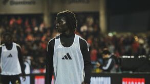 Abdu Dafé no aquecimento, no duelo entre Casa Pia e Benfica