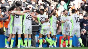Jogadores do Manchester City festejam durante o jogo contra o Chelsea na Premier League