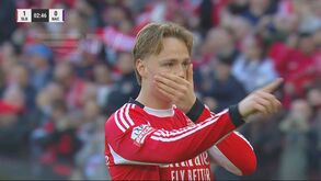 Ainda havia adeptos a sentarem-se nas cadeiras: Schjelderup inaugurou o marcador na Luz logo aos 3 minutos