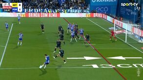 Golo anulado ao FC Porto: jogadores do Estoril pediram mão na bola, mas lance foi invalidado por... fora de jogo