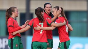 Jogadoras de Portugal festejam vitória frente à Irlanda do Norte no Euro Sub-19