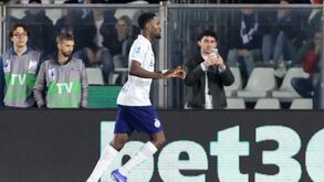 Inter vence Como num jogo com sete golos e reviravolta