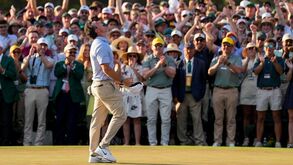 Rory McIlroy revalida título no Masters de Augusta e junta-se a três lendários