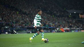 Geny Catamo em ação frente ao Arsenal