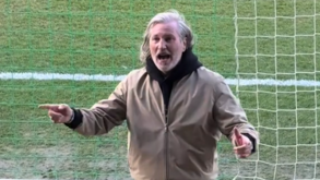 Nunca visto: treinador pede aos adeptos para verem treino e... insultarem os jogadores