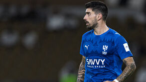 Jogador de futebol em campo com a camisola do Al-Hilal