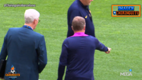 Hansi Flick mostra desagrado pela altura do relvado do Metropolitano junto do delegado da UEFA