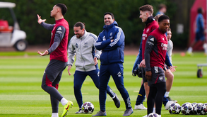 Arteta e Gyökeres sorridentes durante treino do Arsenal