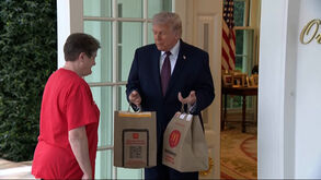 «Isto não parece encenado, pois não?»: Trump dá gorjeta de 100 dólares a estafeta por entregar McDonald’s na Sala Oval 