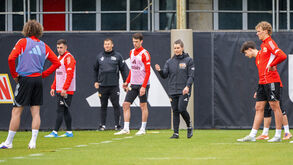 Marie-Louise Eta dá indicações aos jogadores do Union Berlim durante o treino