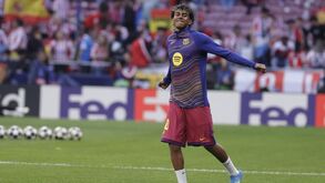 Futebolista do Barcelona aquece no relvado, antes do jogo contra o Atlético de Madrid