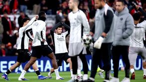 Jogadores do PSG aquecem antes do jogo da Liga dos Campeões em Liverpool