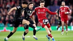 Ação entre Liverpool e PSG nos quartos da Liga dos Campeões