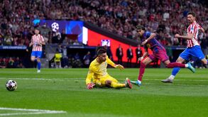 Jogo de futebol entre At. Madrid e Barcelona na Liga dos Campeões