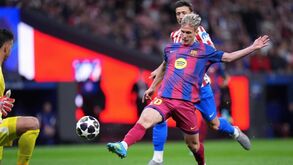 Frenkie de Jong em jogo do Barcelona contra o Atlético de Madrid