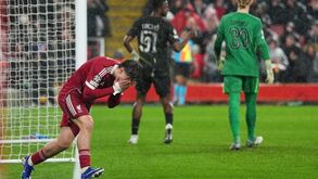 Jogador do Liverpool lamenta resultado contra PSG na Liga dos Campeões