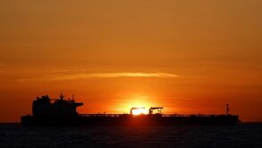 EUA suspendem sanções ao petróleo iraniano para atenuar efeitos da guerra no Médio Oriente