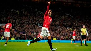 Casemiro, jogador do Manchester United, aponta para o céu