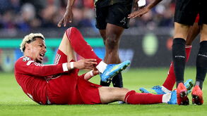 Ekitiké contorcendo-se com dores