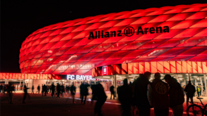 Vista geral do Allianz Arena, estádio do Bayern Munique, à noite