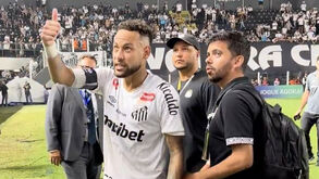 Neymar discute com adeptos após empate do Santos: «Está gordinho, c...»