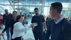 A partida do FC Porto para Inglaterra: Froholdt e Diogo Costa foram os mais solicitados pelos adeptos