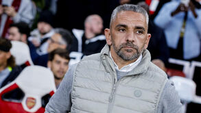 Rui Borges reage junto ao banco do Sporting durante o jogo com o Arsenal