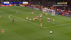 O momento do remate de João Simões