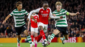 Os jogadores em ação durante o Arsenal-Sporting