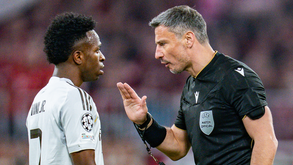 Vinicius Júnior descontente com o árbitro Slavko Vincic