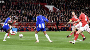 Os jogadores de Nottingham Forest e FC Porto em ação