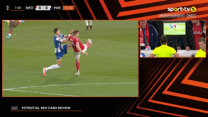 A entrada duríssima que valeu vermelho direto a Bednarek nos minutos iniciais do Nottingham-FC Porto