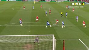 Desvio em Pablo Rosario 'traiu' Diogo Costa: o golo que deu vantagem ao Nottingham frente ao FC Porto