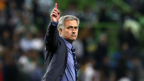 Mourinho a festejar triunfo do Chelsea em Alvalade