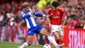 Os jogadores de Nottingham Forest e FC Porto em ação