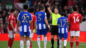 O momento em que Bednarek foi expulso no Nottingham Forest-FC Porto