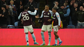 Jogadores do Aston Villa a celebrar 