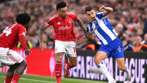 Os jogadores de Nottingham Forest e FC Porto em ação