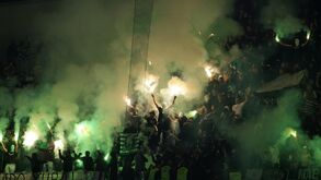 Adeptos do Sporting celebram com tochas antes do jogo contra o FC Porto