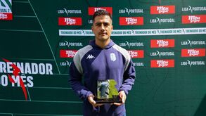 Ronald Molina com o prémio de melhor treinador do mês da 2.ª Liga